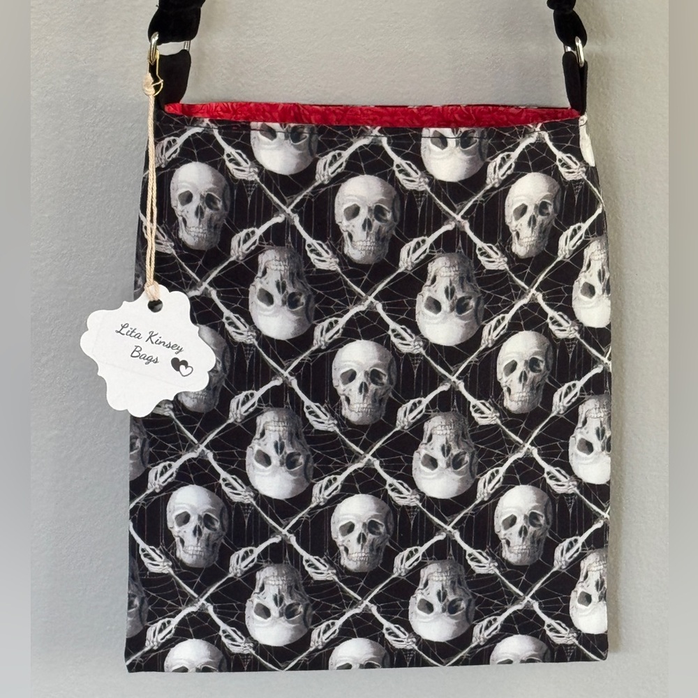 New Glow In The Dark Skull Pattern Crossbody Bag